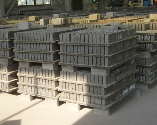 山东水泥砖塑胶托板用户生产现场